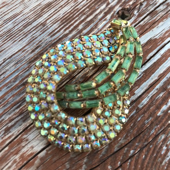 Sparkly midcentury prong set iridescent rhinestone costume swirl brooch, pin - Picture 2 of 5